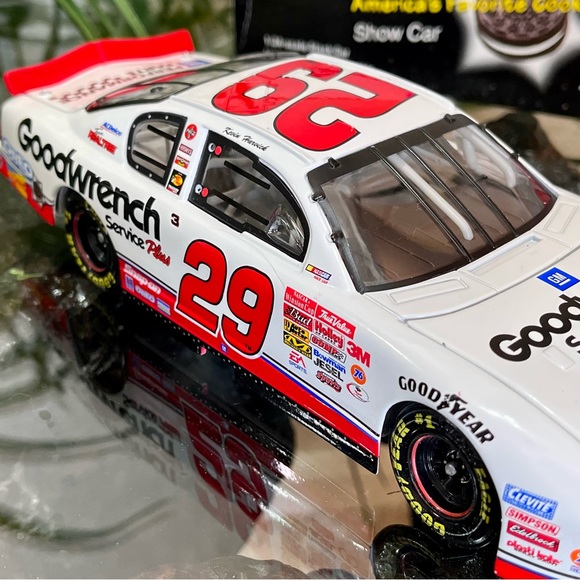 NASCAR Kevin Harvick #29 Oreo/Goodwrench 2001 Chevy Monte Carlo 1:24 Scale - Picture 9 of 11